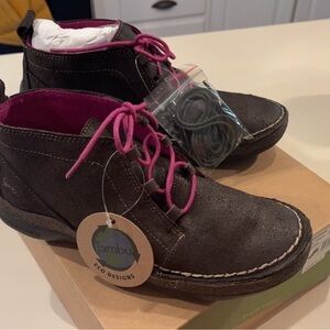 Jambu Size 8 Dark Brown Boots with Bright Pink Accents